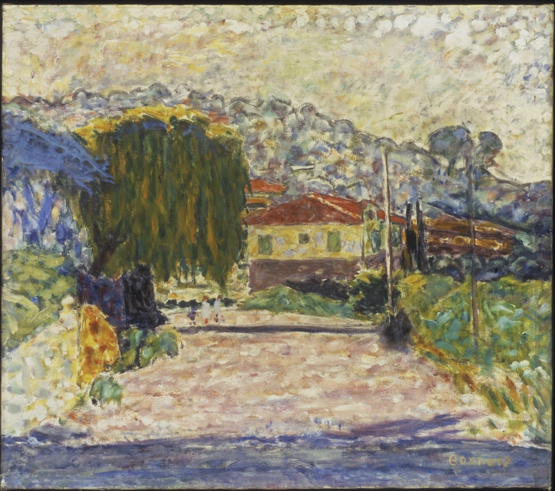 Landschaft mit einer Stra&szlig;e, umgeben von B&auml;umen und H&auml;usern in sanften Farben, unter einem bew&ouml;lkten Himmel.