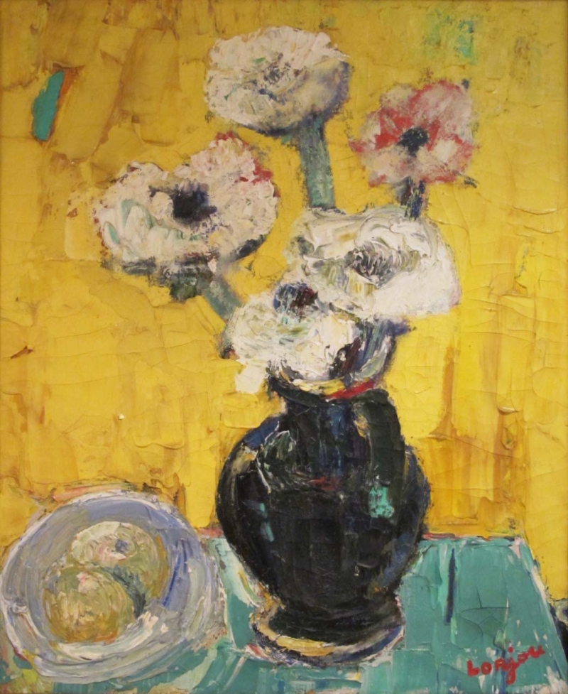 Vase mit wei&szlig;en und roten Blumen vor gelbem Hintergrund, daneben eine blaue Schale mit zwei Fr&uuml;chten.