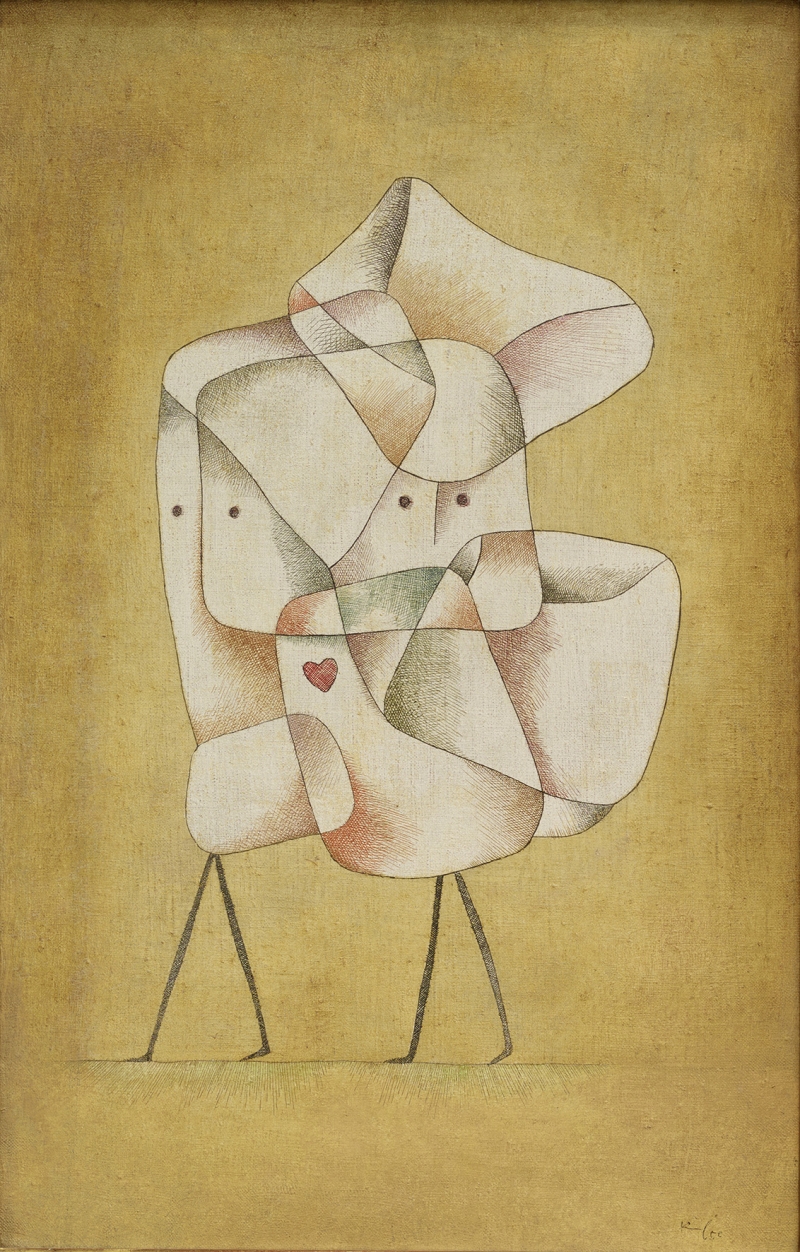 Das Bild zeigt zwei Figuren, die ganz nah beieinander stehen. Sie sind aus hellen, ineinander verschlungenen Flächen aufgebaut. Die Formen sind in Beige mit ein wenig Braun, Rot und Grau. Die Gesichter sind nur angedeutet: Zwei schwarze Punkte pro Figur stellen die Augen dar. Beide Figuren haben dünne, gerade Beine – wie Striche. Besonders auffällig ist ein kleines rotes Herz in den Figuren. Es macht das Bild zärtlich und persönlich. Der Hintergrund ist in warmer, erdiger Farbe gehalten – ruhig und gleichmäßig. Der Titel „Geschwister“ passt gut: Die Figuren wirken verbunden, fast wie eine Einheit. Man spürt Nähe, Vertrauen und Zusammenhalt – ganz still und zart.