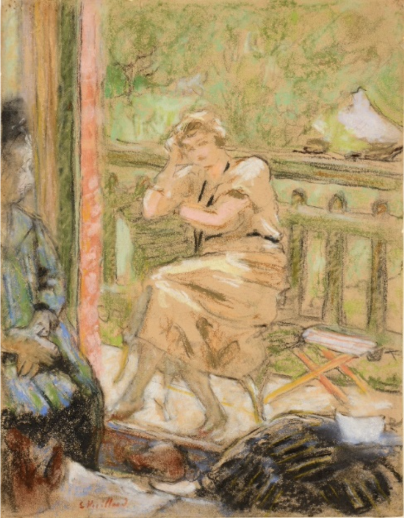 Frau in beiger Kleidung sitzt nachdenklich auf einer Veranda, umgeben von gr&uuml;ner Natur und einem anderen Menschen.