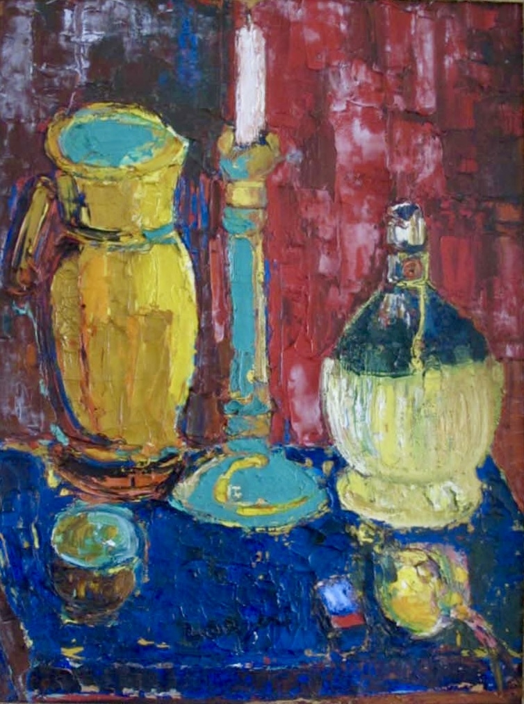 Bunte Stillleben mit einer gelben Kanne, Kerzenst&auml;nder, einer Lampe und einer kleinen Schale auf einem blauen Tisch.