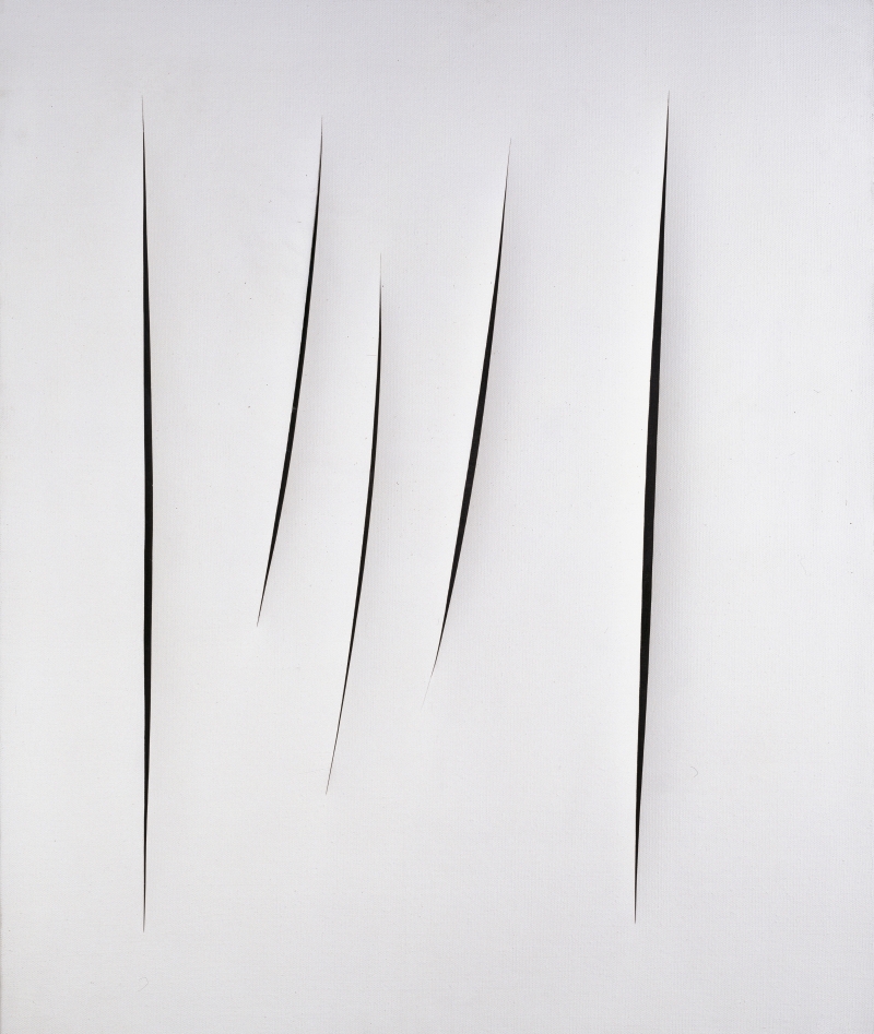 The picture shows a white canvas.
It is not painted, but slashed open.
Five long, fine cuts run vertically through the surface.
The cuts are straight and elegant, some are slightly curved.

The work was created by Lucio Fontana, an artist who became famous in the 1950s with his “Concetto Spaziale” (spatial concept) series.
Instead of painting with color, he tears or punctures the canvas.
He wants to show that a picture is not just a surface, but also space and depth.