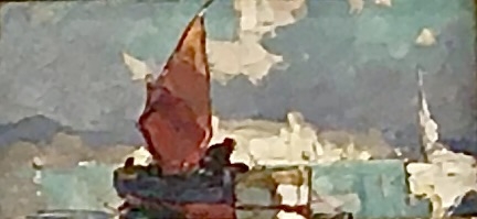 Segelboot mit rotem Segel auf ruhigem Wasser, umgeben von sanften Wellen und einem bew&ouml;lkten Himmel.