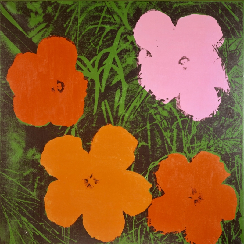 Auf dem Bild sieht man vier bunte Blumen auf grünem Hintergrund.
Eine Blume ist rosa, zwei sind orange, eine ist rot.
Der Hintergrund ist dunkelgrün mit Gras und Blättern.

Das Bild ist von Andy Warhol, einem berühmten Künstler der Pop Art.
Er hat dafür Synthetische Polymerfarbe und Siebdruck verwendet.
Das bedeutet: Er hat Farben aufgetragen und das Motiv mit einer Schablone gedruckt.