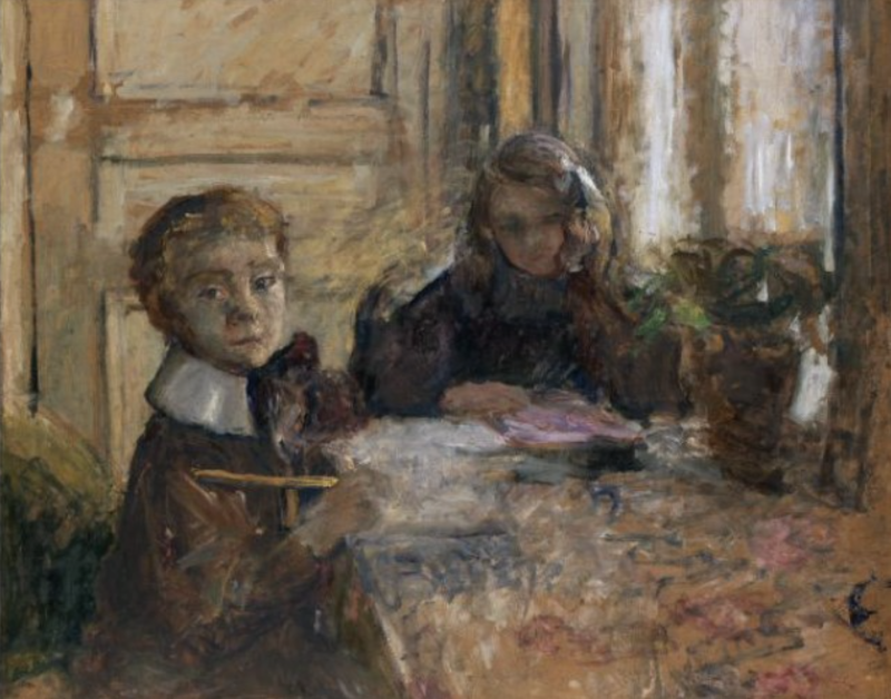 Zwei Kinder sitzen an einem Tisch, eines schaut zur Seite, das andere schreibt, umgeben von sanften Farben und Licht.