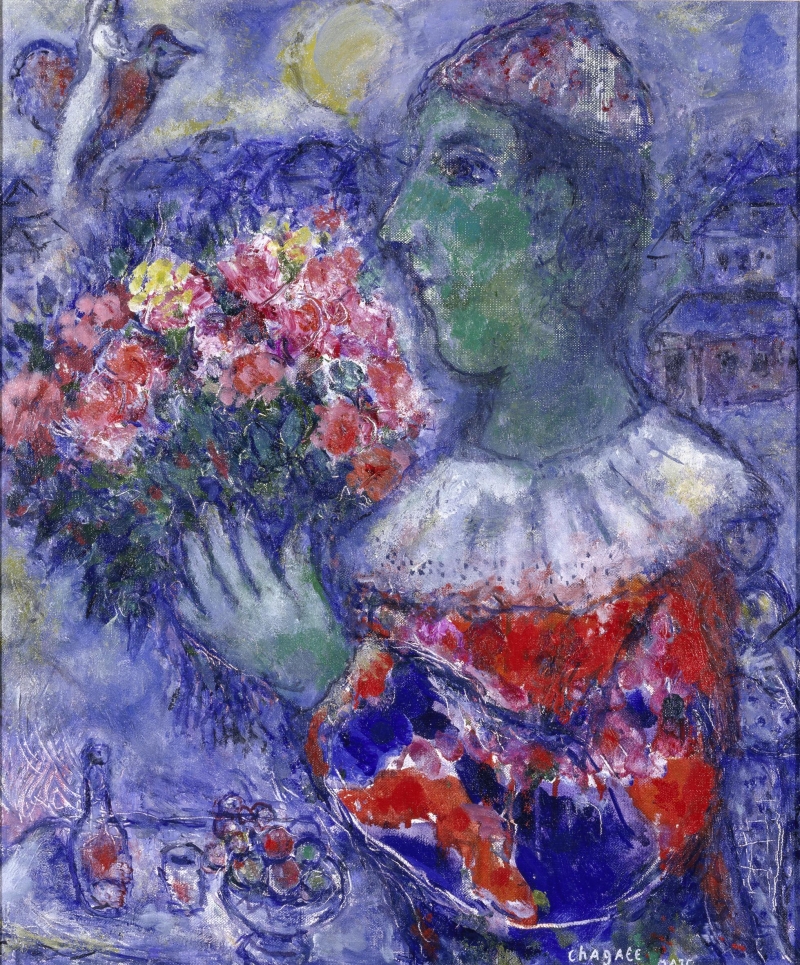 Das Bild zeigt einen Clown, der einen gro&szlig;en Blumenstrau&szlig; in den H&auml;nden h&auml;lt. Er tr&auml;gt ein buntes Kost&uuml;m in Rot, Wei&szlig; und Blau mit einem breiten Kragen. Sein Gesicht ist gr&uuml;n.

 In seiner Hand h&auml;lt er bunte Blumen in Rosa, Rot und Gelb. 

Links unten sieht man einen Tisch mit einer Flasche und Gl&auml;sern, vielleicht mit Wein oder Saft. &Uuml;ber dem Clown fliegt ein Vogel und eine wei&szlig;e Gestalt am Himmel &ndash; die wei&szlig;e Gestalt steht f&uuml;r Marc Chagalls gro&szlig;e Liebe Bella Rosenfeld.

Der Hintergrund ist in leuchtendem Blau und Violett gehalten. Im Hintergrund kann man kleine H&auml;user erkennen und eine gelbe Sonne am Himmel.

Das Bild wirkt verspielt, tr&auml;umerisch und ein bisschen geheimnisvoll &ndash; typisch f&uuml;r Marc Chagall, der gerne Magie, Fantasie und Gef&uuml;hle miteinander verbindet.