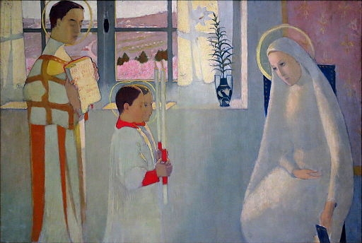 Zwei Jungen in liturgischen Gew&auml;ndern stehen vor einer Maria-Statue, die in einem hellen Raum mit Fenster und Pflanzen sitzt.