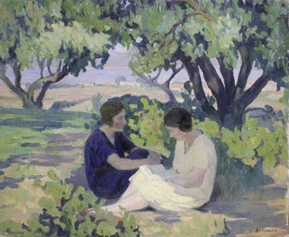 Zwei Frauen sitzen unter einem Baum, umgeben von gr&uuml;ner Vegetation, w&auml;hrend sie miteinander sprechen und lesen.