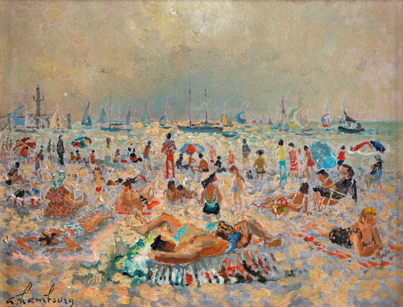 Bunte Strandlandschaft mit vielen Menschen, Sonnenschirmen und Segelbooten im Hintergrund.