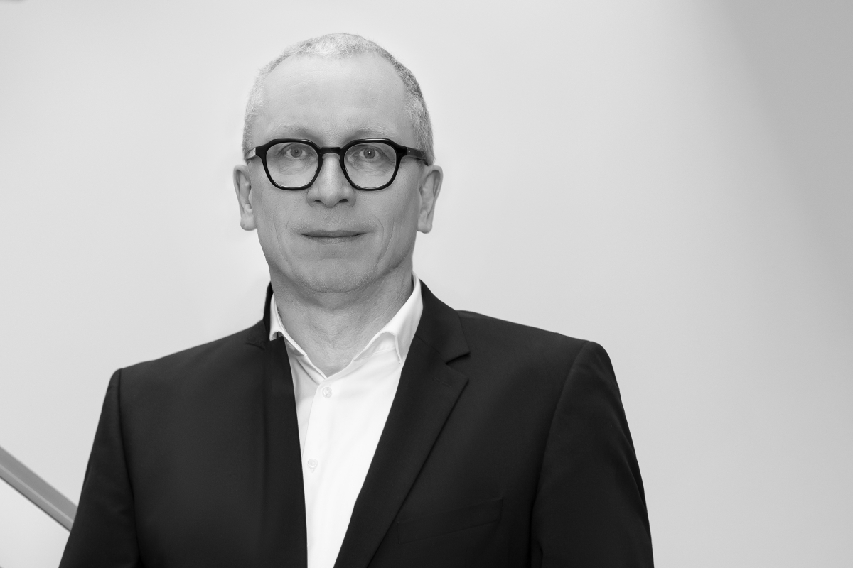 Zu sehen ist Chefkurator Rolf H. Johannsen. Das Foto ist schwarz-wei&szlig;.