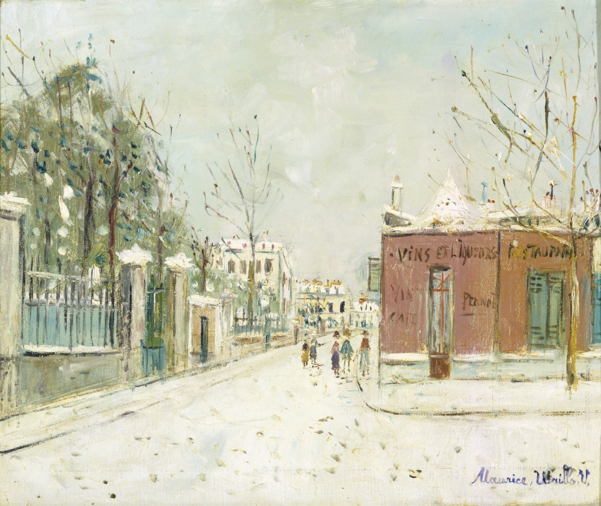 Winterliche Straßenszene mit schneebedecktem Boden, kahlen Bäumen und Passanten vor einem Restaurant.
