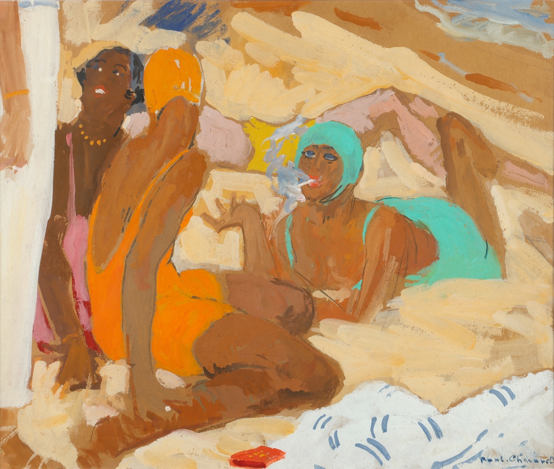 Drei Frauen in bunten Badeanz&uuml;gen entspannen am Strand, umgeben von Sand und Wellen. Eine raucht.