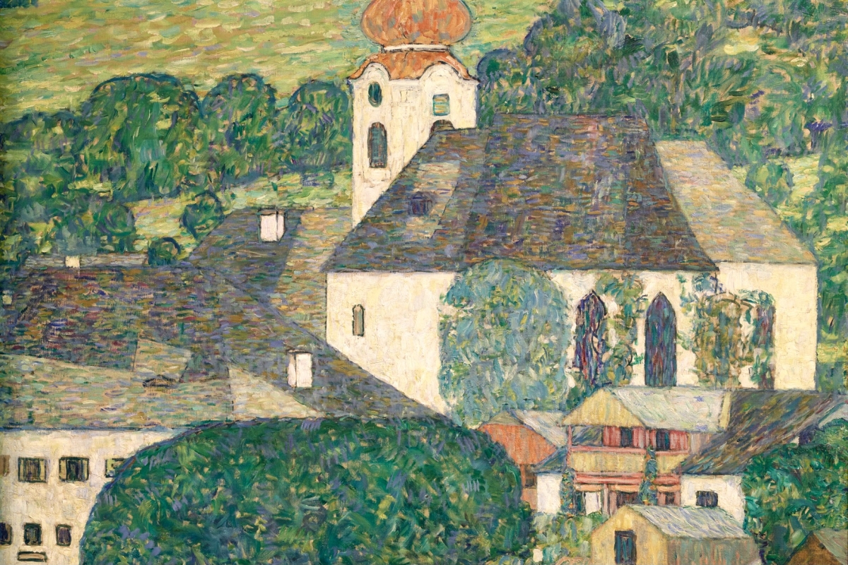 Dorfansicht mit Kirche, gr&uuml;nem Hintergrund und bunten H&auml;usern, gepr&auml;gt von lebendigen Pinselstrichen.