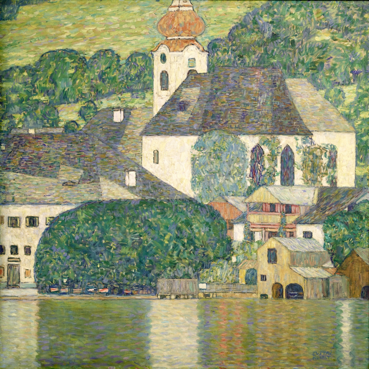 Auf dem Bild sieht man die Kirche in Unterach am Attersee.
Das Gem&auml;lde ist von Gustav Klimt.

Man sieht eine wei&szlig;e Kirche und viele gr&uuml;ne B&auml;ume drum herum.
Davor stehen kleine H&auml;user mit D&auml;chern in verschiedenen Formen.
Unten im Bild ist das Wasser des Attersees, in dem sich die Geb&auml;ude leicht spiegeln.

Die Farben sind gr&uuml;n, gelb, braun und blau &ndash; alles wirkt ruhig, warm und sommerlich.
Klimt hat mit vielen kleinen, bunten Pinselstrichen gearbeitet.