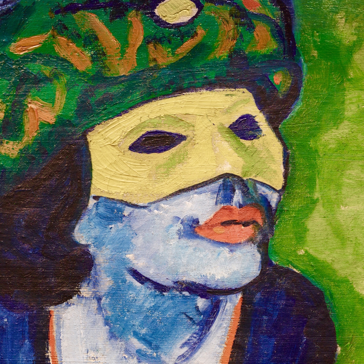 Das Gem&auml;lde zeigt den Kopf und Oberk&ouml;rper einer Person mit blauer Hautfarbe, leuchtend roten Lippen und einer gelben Maske, die ihre Augen und Nase bedeckt. Sie tr&auml;gt ein dunkles Kleidungsst&uuml;ck mit einem orangefarbenen Rand am Ausschnitt und hat schwarzes, gewelltes Haar, das unter einem bunten Turban oder Kopfschmuck hervortritt. Der Hintergrund ist gr&uuml;n mit sichtbaren Pinselspuren und einigen roten Akzenten. Die Pinselstriche sind grob und kr&auml;ftig &ndash; typisch f&uuml;r den Expressionismus.