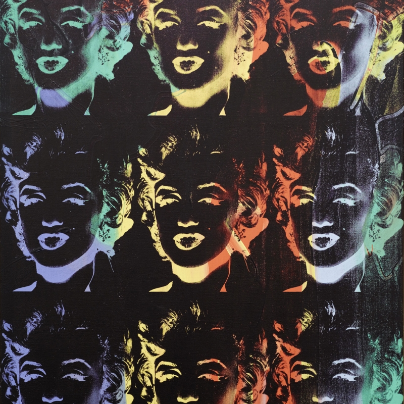 Neun stilisierte Porträts von Marylin Monroe in verschiedenen Farben auf schwarzem Hintergrund angeordnet.